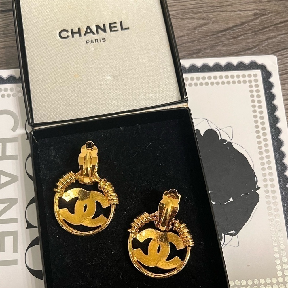 Chanel Vintage Large CC Gold Hoop Earrings - Picture 7 of 9